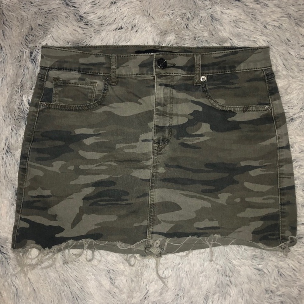 Express camouflage printed mini skirt with raw hem